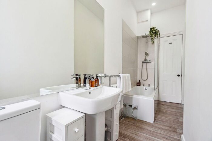 2 Bedroom Flat For Sale In Churchill Drive, Broomhill, G11