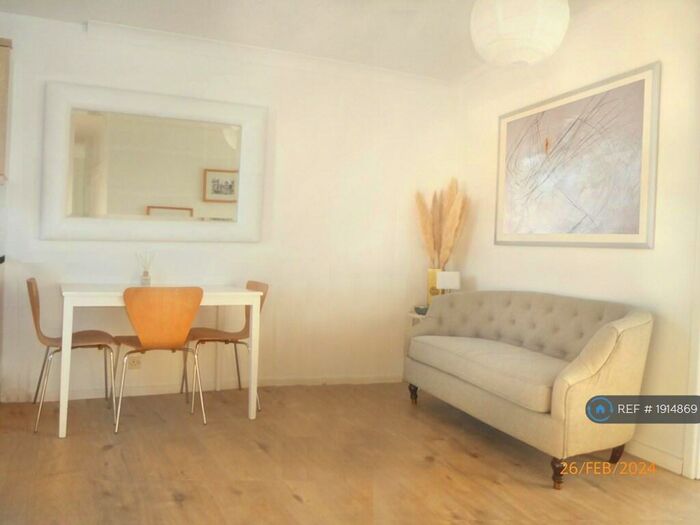 2 Bedroom Flat To Rent In Staplehurst Court, London, SW11