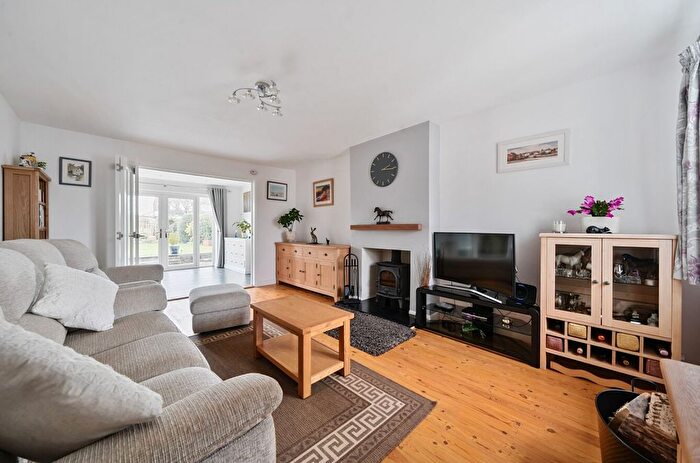 3 Bedroom Detached Bungalow For Sale In Maple Crescent, Clanfield, PO8