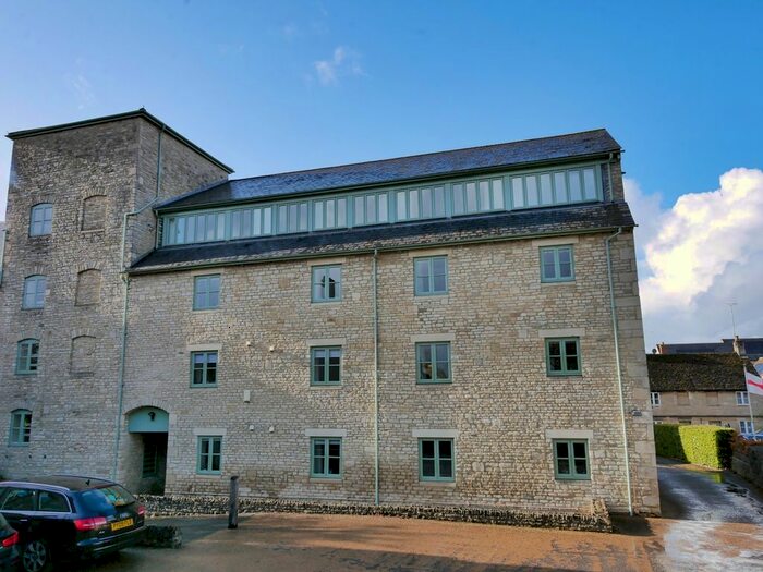 2 Bedroom Flat To Rent In Lewis Lane, Cirencester, GL7