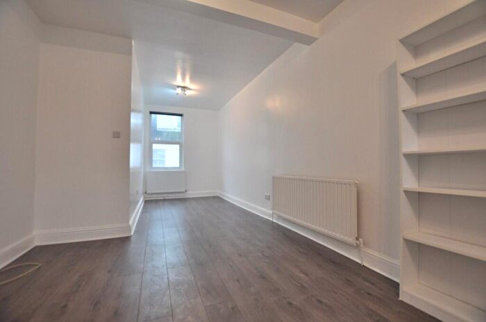 3 Bedroom Flat To Rent In Settles Street, London, E1