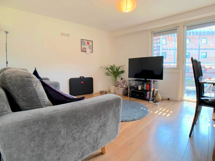 2 Bedroom Apartment To Rent In North Crescent, North Street, LS2