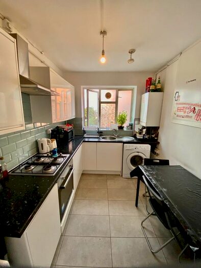 4 Bedroom Flat To Rent In Newton House, Shadwell, London, E1