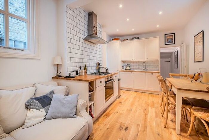 2 Bedroom Flat To Rent In Radbourne Road, London, SW12