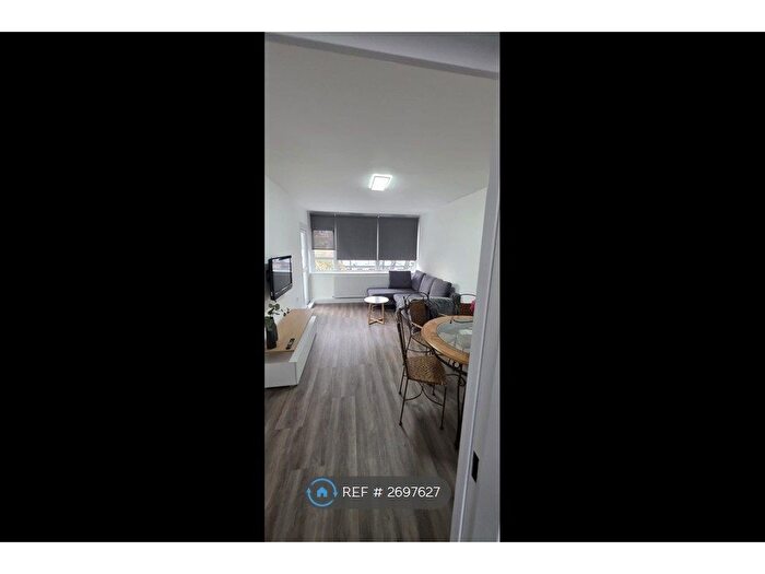 3 Bedroom Flat To Rent In Crownstone Road, London, SW2