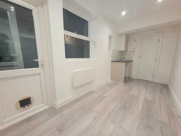 Studio To Rent In Swanfield Road, Waltham Cross, EN8