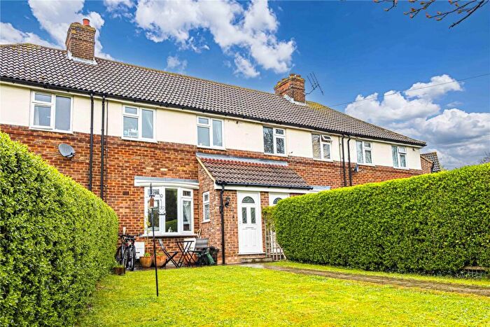 3 Bedroom Terraced House For Sale In Knolls View, Totternhoe, Bedfordshire, LU6