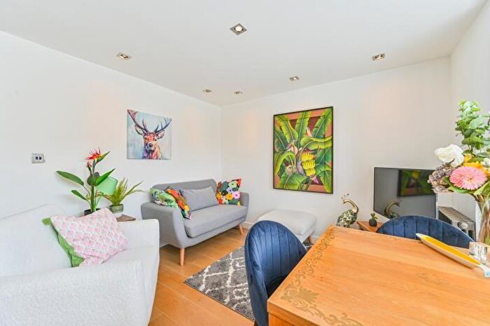 5 Bedroom Semi-Detached House For Sale In Napier Close, London, SE8