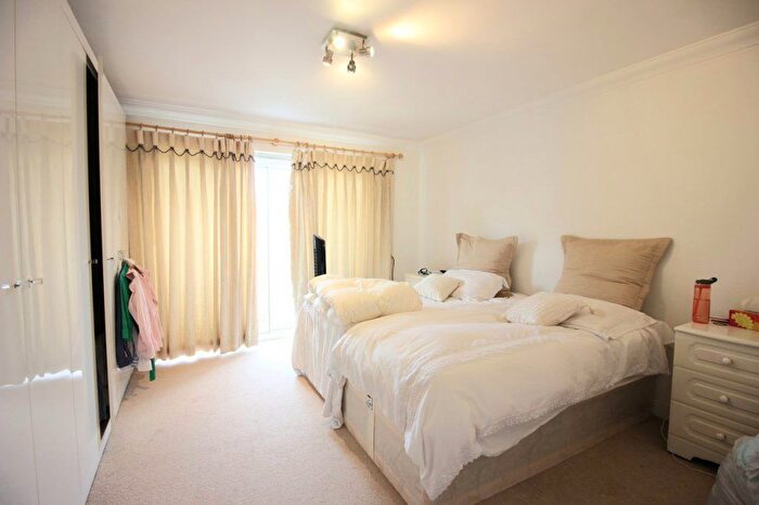 3 Bedroom Flat To Rent In Queens Road, London, NW4
