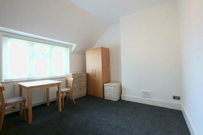 Studio To Rent In Park Avenue, Willesden Green, London, NW2