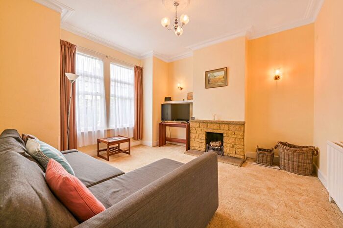 2 Bedroom Flat For Sale In Carlyle Road, Ealing, London, W5