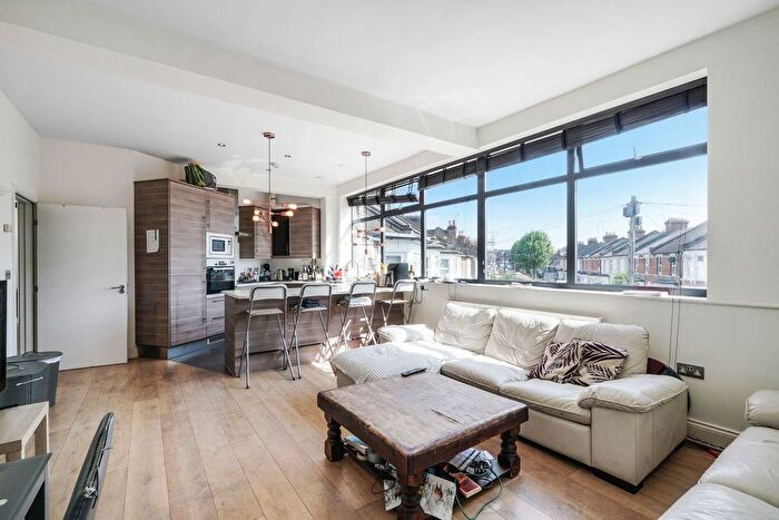 4 Bedroom Flat To Rent In Villiers Road, Willesden, NW2