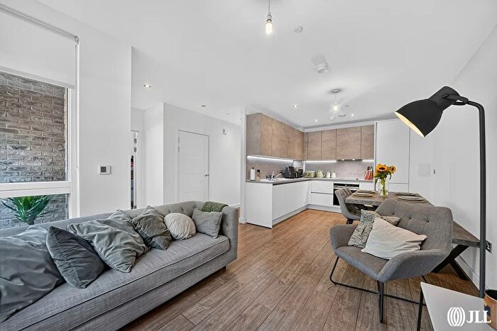 3 Bedroom Flat For Sale In Madison Way, London, E20