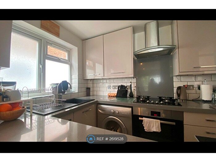 2 Bedroom Flat To Rent In Adelaide Road, Surbiton, KT6