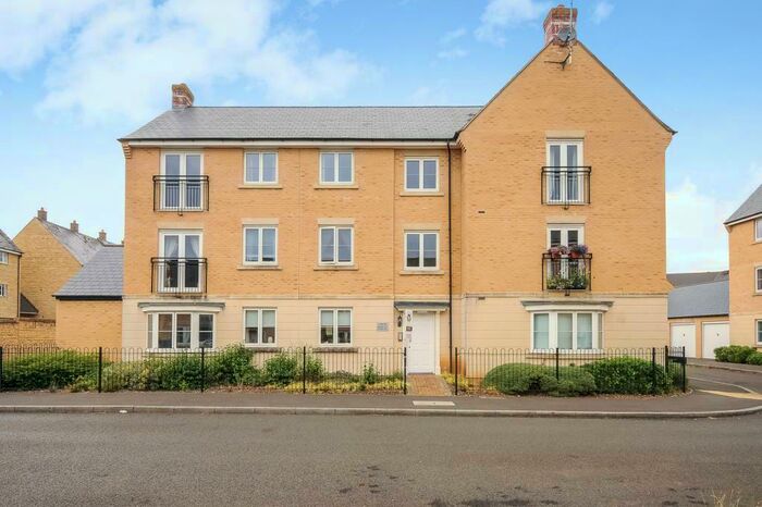 2 Bedroom Flat For Sale In Carterton, Oxfordshire, OX18