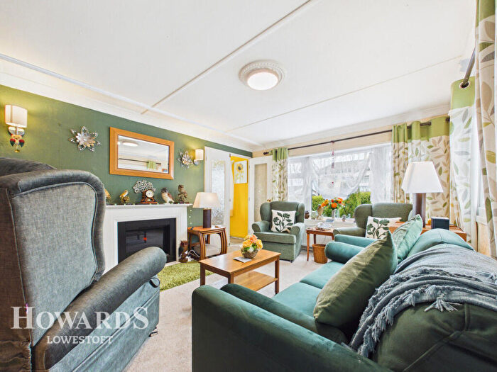 2 Bedroom Park Home For Sale In The Beeches, Oulton Broad, NR33