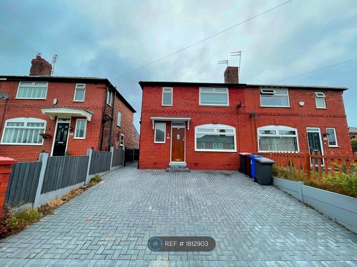 3 Bedroom Semi-Detached House To Rent In Parksway, Manchester, M27