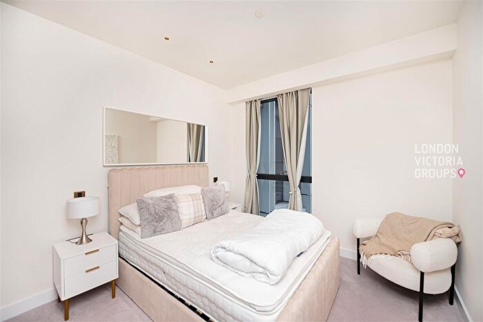 2 Bedroom Flat To Rent In River Park Tower, Nine Elms Lane, London, SW8