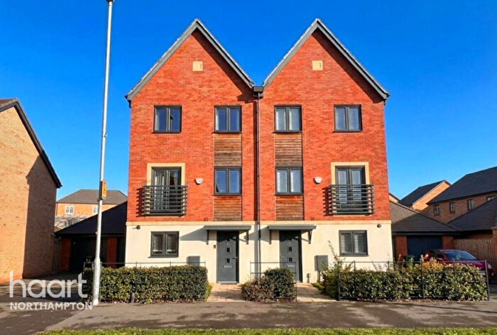 3 Bedroom Semi-Detached House For Sale In West Street, Northampton, NN5