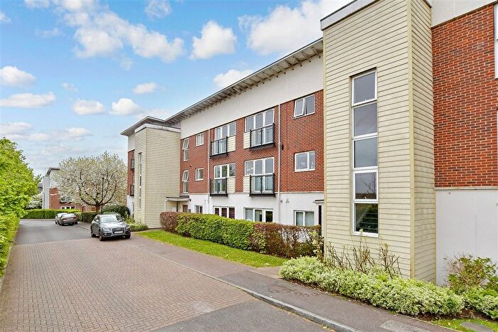 1 Bedroom Flat For Sale In Park View Road, Leatherhead, Surrey, KT22