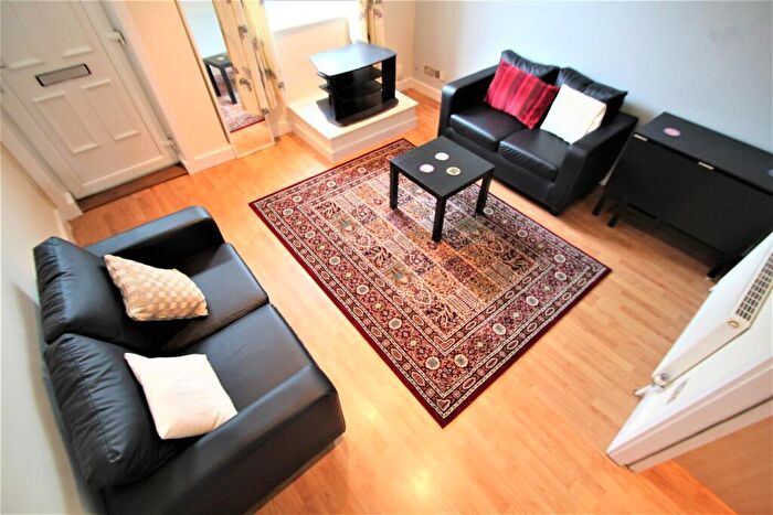 3 Bedroom Semi-Detached House To Rent In Granby View, Headingley, Leeds, LS6