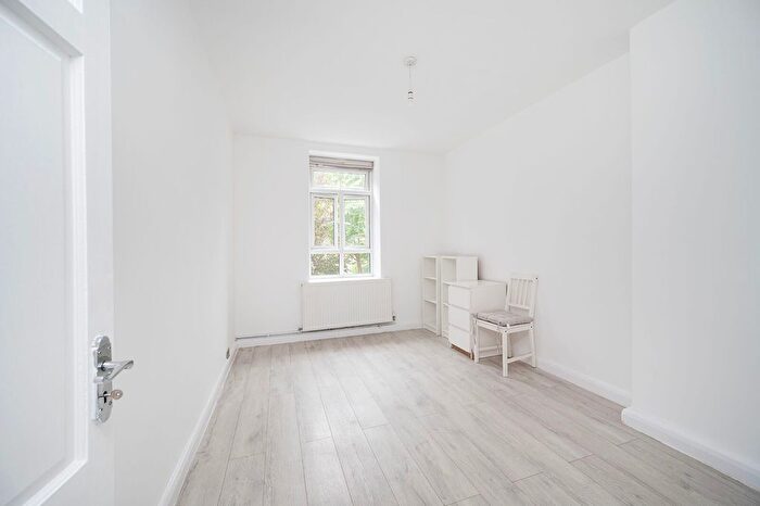 3 Bedroom Flat To Rent In Homerton Road, Clapton, London, E9
