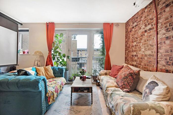 2 Bedroom Flat To Rent In Morton Close, Tower Bridge, E1
