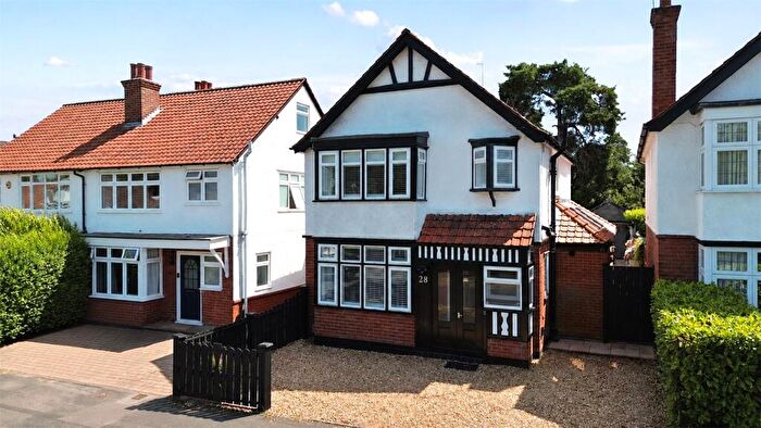 3 Bedroom Detached House For Sale In The Grove, Farnborough, Hampshire, GU14