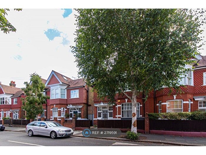 3 Bedroom Flat To Rent In Hillcrest Road, London, W3