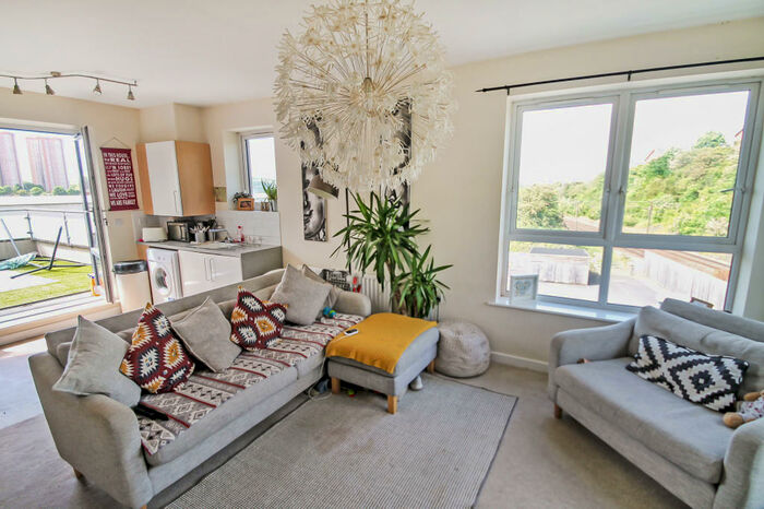 2 Bedroom Apartment To Rent In Pullman House, Tudor Way, Beeston, LS11