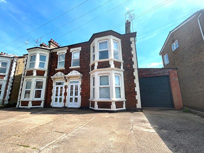 4 Bedroom Semi-Detached House To Rent In Lynn Road, Wisbech, PE13