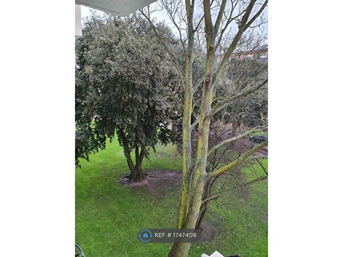 2 Bedroom Flat To Rent In Elstead House, London, SW2