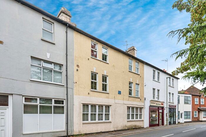 1 Bedroom Flat For Sale In Church Road, Leatherhead, Surrey, KT22