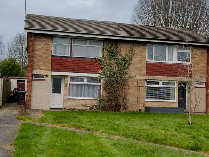 4 Bedroom Semi-Detached House To Rent In Greville Close, Welham Green, AL9