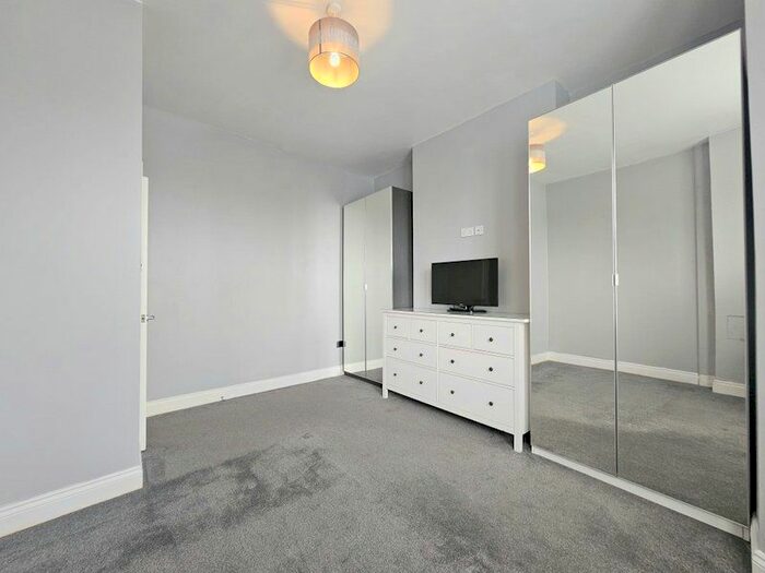2 Bedroom Flat To Rent In Alexandra Road, London, SW19