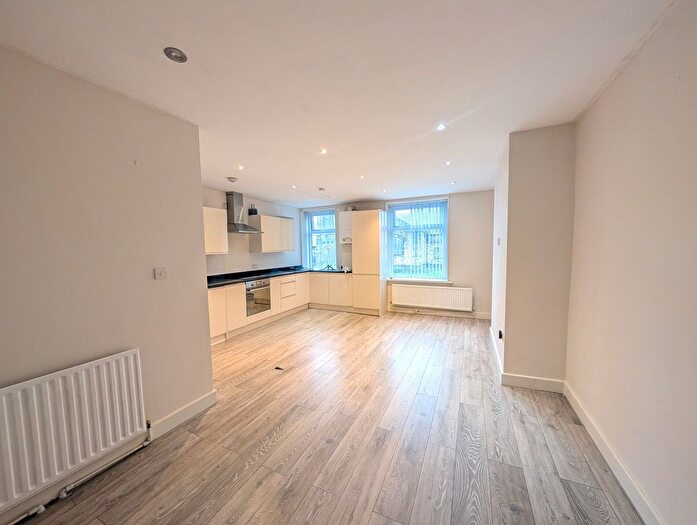 2 Bedroom Flat To Rent In Bradford Road, Shipley, BD18