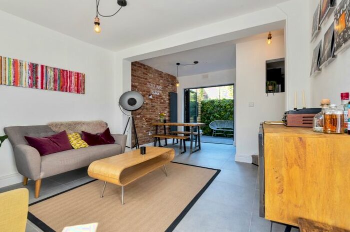 2 Bedroom Flat To Rent In Abdale Road, London, W12