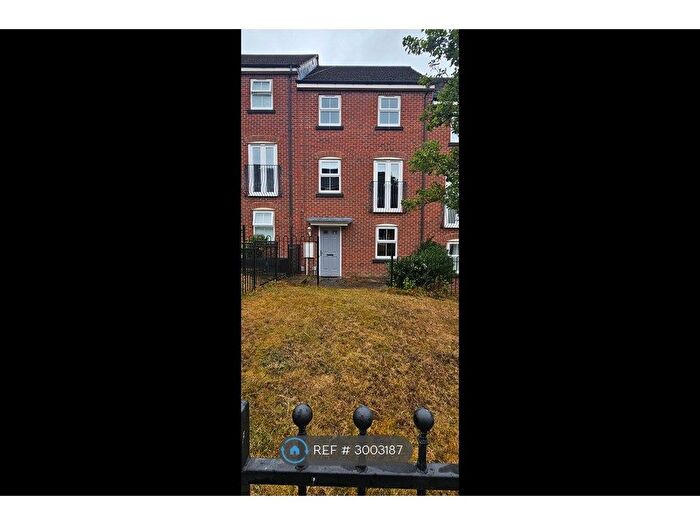 3 Bedroom Detached House To Rent In Fenton Gate, Leeds, LS10