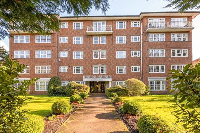 2 Bedroom Flat To Rent In Wimbledon Park Side, Southfields, London, SW19