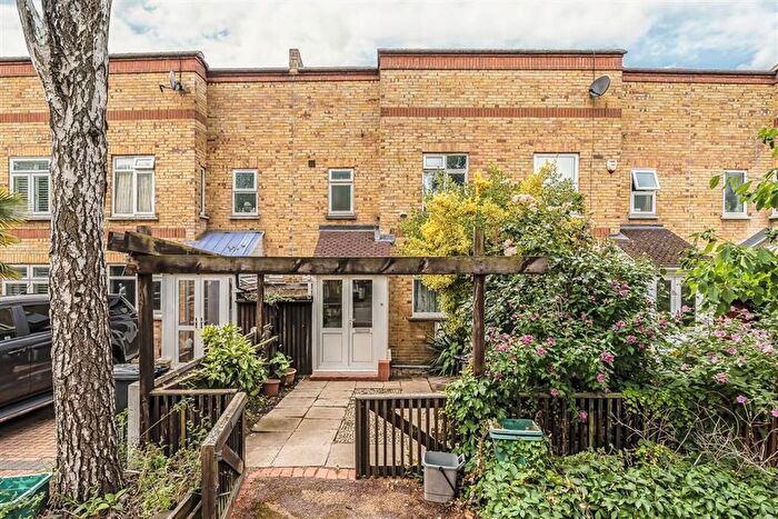 3 Bedroom Property For Sale In Robert Lowe Close, New Cross, SE14
