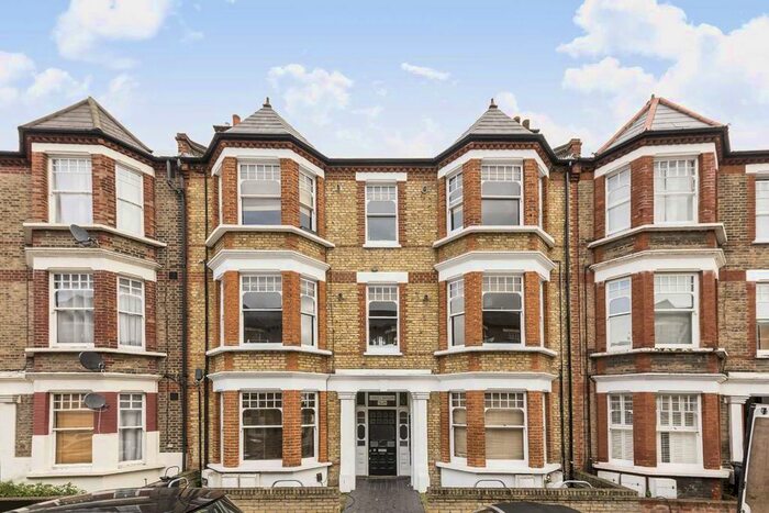 3 Bedroom Flat To Rent In Edgeley Road, London, SW4