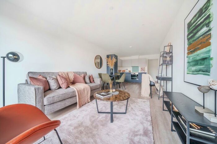 2 Bedroom Flat To Rent In Whiffens Avenue Chatham, ME4