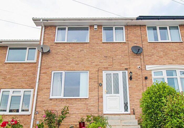 3 Bedroom Town House For Sale In Hillside Close, Wakefield, WF2