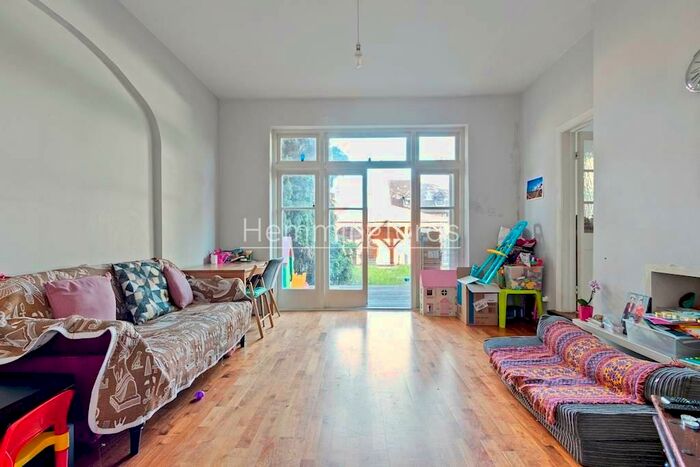 2 Bedroom Apartment To Rent In Broomfield Avenue, Palmers Green, N13