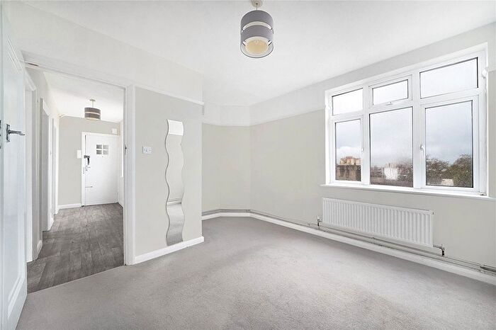1 Bedroom Flat For Sale In Hainault Road, Leytonstone, London, E11