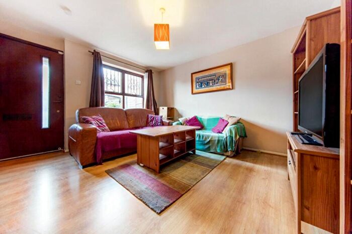 1 Bedroom Mews To Rent In Grovelands Close, SE5