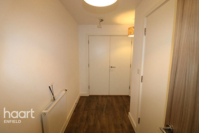 1 Bedroom Apartment To Rent In Woodall Road, Enfield, EN3