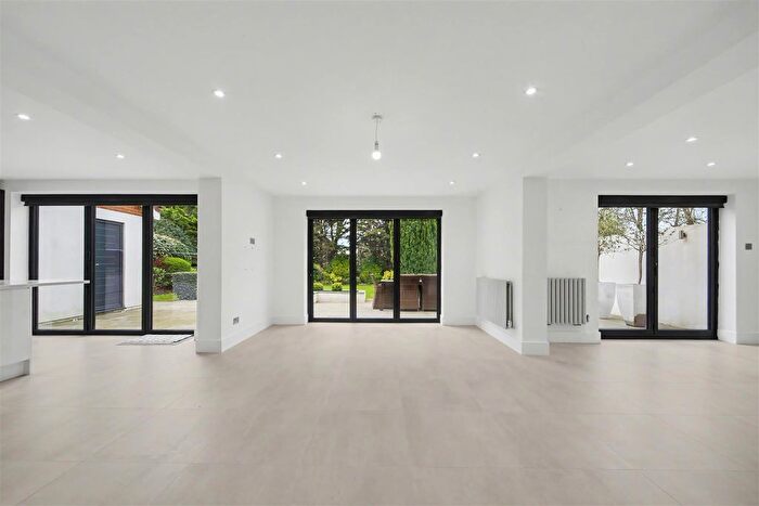 4 Bedroom Detached House For Sale In May Gardens, Elstree, WD6