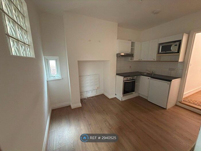 Studio To Rent In Station Road, London, NW4