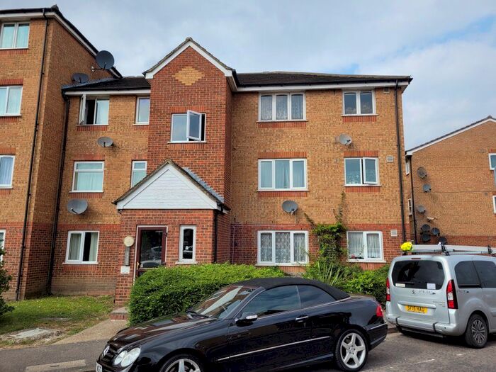 Studio To Rent In Express Drive, Goodmayes, Ilford, IG3